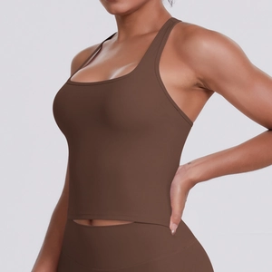 Détail du haut de sport dos nageur marron foncé et du legging de fitness à taille haute