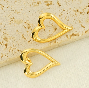 Dettaglio macro degli orecchini a cuore cavo placcati oro 18K su base in pietra