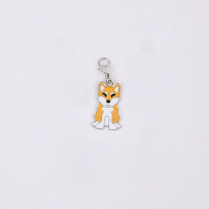 Detaillierte Nahaufnahme vom Shiba Inu Metallanhänger mit Emaille und Karabiner