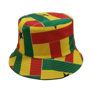 Vue détaillée des coutures renforcées et de l'étoile noire sur le chapeau bob coloré