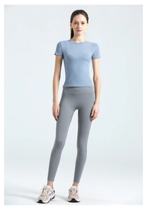 Detail der High-Waist-Fitness-Leggings und des Kurzarm-Tops aus atmungsaktivem elastischem Stoff