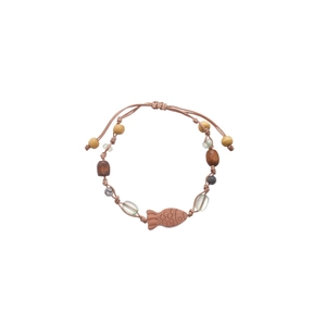 Handgefertigtes Holzperlenarmband mit bunten Perlen und Kordelzug im sommerlichen Strandstil