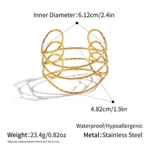 Vue détaillée du bracelet jonc évidé en acier inoxydable plaqué or 18 carats martelé