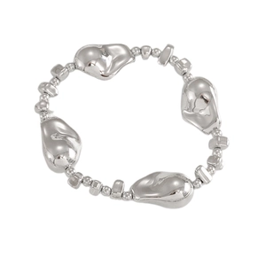 Vue macro de perles irrégulières en métal liquide argenté et accents sur le collier