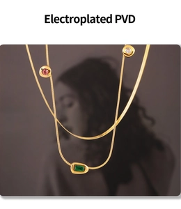 Dettaglio macro della collana placcata oro 18k con ciondoli in pietra colorata
