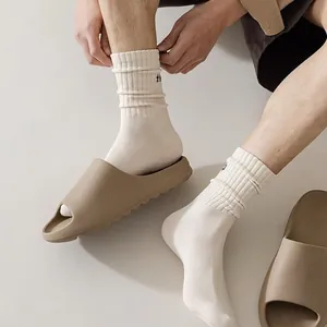 Claquettes plateforme beige sable avec chaussettes mi-hautes en coton côtelé blanc