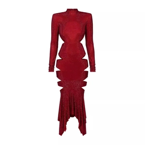 Robe rouge sexy à paillettes, manches longues, découpes à la taille et ourlet volanté