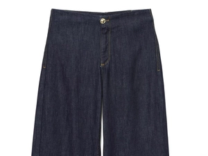 Vue détaillée du jean taille haute à jambes larges avec surpiqûres orange et bouton doré