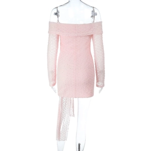 Détail de la robe mini rose à épaules dénudées avec tissu texturé et bordure en dentelle