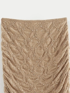 Détail macro du tissu kaki avec texture en losanges 3D et strass brillants décoratifs