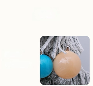 Gros plan de boules de Noël bleues et champagne sur un sapin avec texture de neige