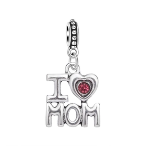 Detail eines I Love Mom Anhängers in Silber mit rosa Edelstein und Vintage-Finish