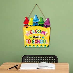 Panneau de bienvenue à l'école en bois avec crayons de couleur et corde pour la salle de classe
