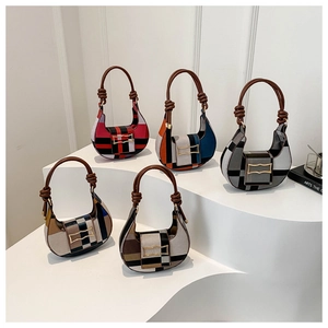 Sammlung von Retro-Halbmondtaschen mit Karomuster und eleganten geknoteten Ledergriffen