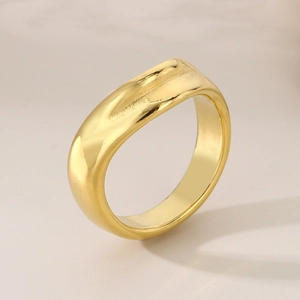 Dettaglio di un anello largo placcato oro con texture increspata e superficie liquida