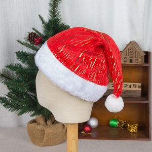 Bonnet de Noël en velours rouge avec rayures dorées et bordure en peluche blanche