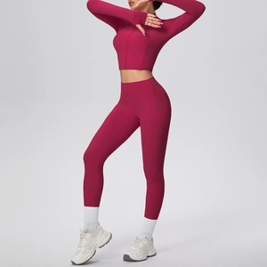 Détail de l'ensemble de yoga taille haute avec manches passe-pouce et veste bordeaux