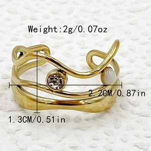 Detailed view of golden heart chain ring with size measurements and weight parameters
