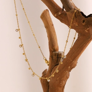 Collier minimaliste en acier inoxydable plaqué or 18 carats avec zircons et perles
