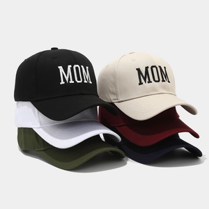 Vista de detalle de gorras de algodón con bordado MOM en varias opciones de color