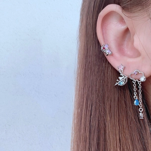 Détail du bijou d'oreille chat et boucles d'oreilles lune avec zircon bleu goutte