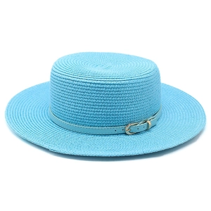 Détail du chapeau canotier bleu clair avec texture de paille fine et boucle dorée