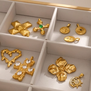 Vergulde roestvrijstalen bedeltjes collectie met kruis hart en bloem edelsteen ontwerpen