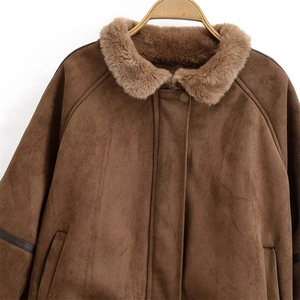 Dettaglio giacca scamosciata marrone con colletto in shearling e bottoni automatici in metallo