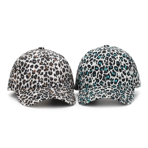 Dettaglio dei cappellini da baseball leopardati nei motivi marrone e blu freddo