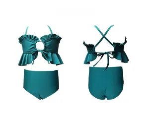 Détail du bikini deux pièces pour filles en nylon vert foncé avec volants et bretelles croisées