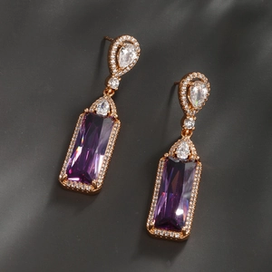 Boucles d'oreilles luxe or rose avec pierre rectangulaire violette et zircons brillants