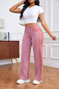 Détail d'un jean taille haute à jambe large avec coutures contrastées roses et panneaux