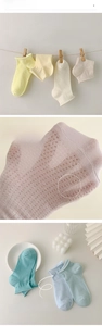 Detail of breathable mesh knit and high-elastic rolled cuffs on women's cotton ankle socks