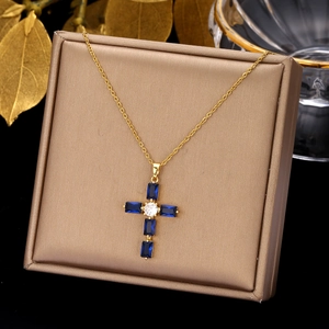 Collar con colgante de cruz chapado en oro con piedras de circón azul rectangulares