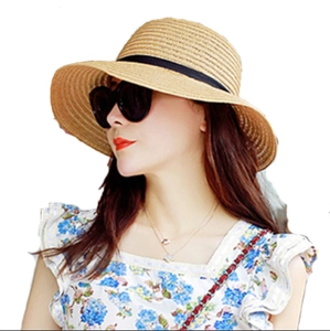 Chapeau de soleil pliable en paille beige pour femme avec ruban noir pour plage et été