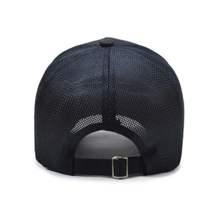 Rückansicht der atmungsaktiven schwarzen Mesh-Baseballkappe mit verstellbarer Metallschnalle