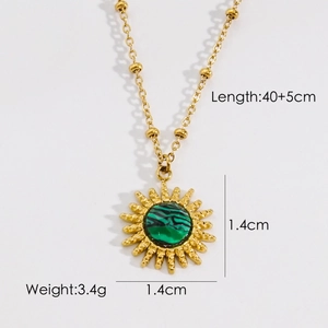 Dettaglio della collana con ciondolo a sole in malachite verde e misure incluse