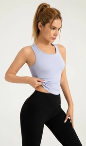 Dettaglio del gilet da yoga lilla elasticizzato con supporto per lo sport fitness