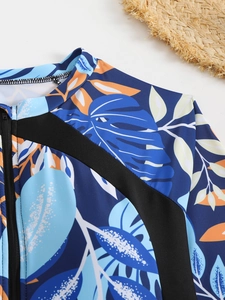 Détail de maillot de bain imprimé tropical avec fermeture éclair et empiècements en maille