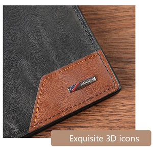 Détail du portefeuille en cuir bicolore avec logo métallique et icônes 3D élégantes