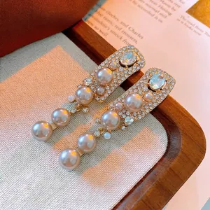 Orecchini pendenti vintage con perle artificiali e micro strass in finitura dorata