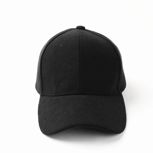 Dettaglio ravvicinato della trama in montone sintetico nero su un cappello da baseball strutturato