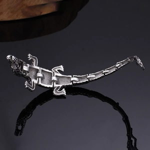 Vue détaillée du bracelet crocodile en acier inoxydable avec texture d'écailles précise