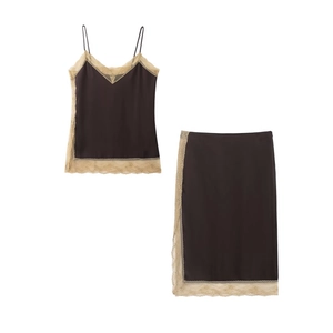 Ensemble pyjama en satin marron foncé pour femme avec bordure en dentelle beige et jupe