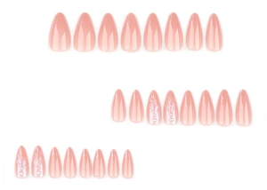 Detailansicht mandelförmiger Nude-Nageltipps mit weißen Perlenakzenten und Hochglanz-Finish