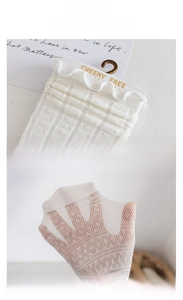 Detail der atmungsaktiven Netzstruktur und elastischen Wellenbündchen weißer Socken