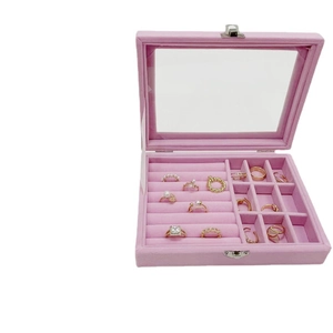 Portagioie in velluto rosa con coperchio in vetro e chiusura in metallo per anelli