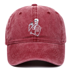 Casquette de baseball rouge délavée vintage avec broderie crâne buvant du thé chic