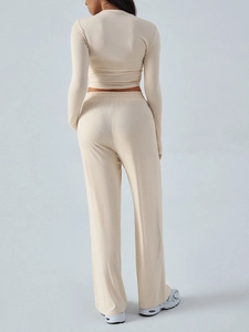 Vue arrière d'un ensemble tricoté beige Y2K avec crop top à manches longues et pantalon large