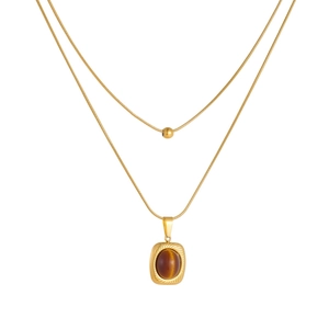 Collier double couche chaîne serpent plaqué or 18k avec pendentif en pierre oeil de tigre